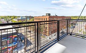 Downtown Ann Arbor 2 King Bed Balcony Apartment